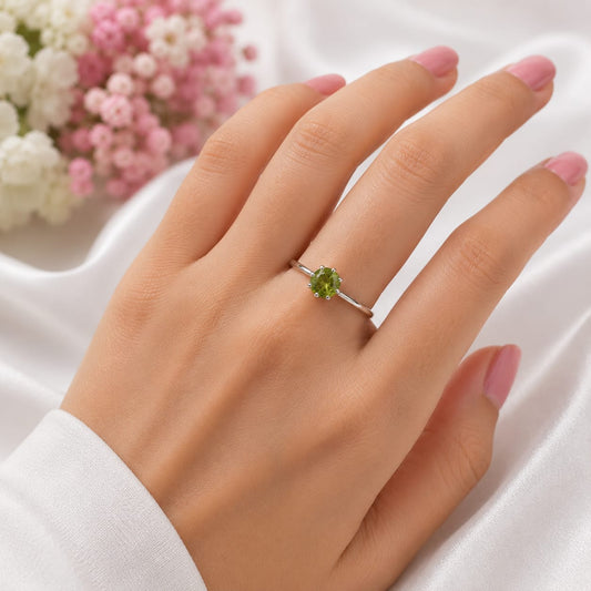 Delicate Round Peridot Solitaire Ring in 925 Sterling Silver
