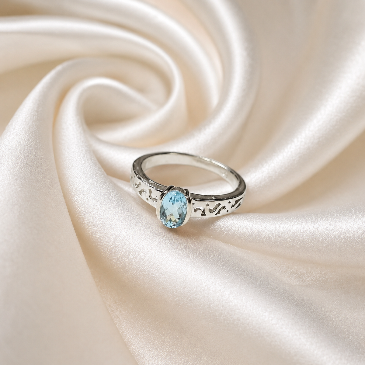 Vintage Blue Topaz Ring in Authentic 925 Sterling Silver