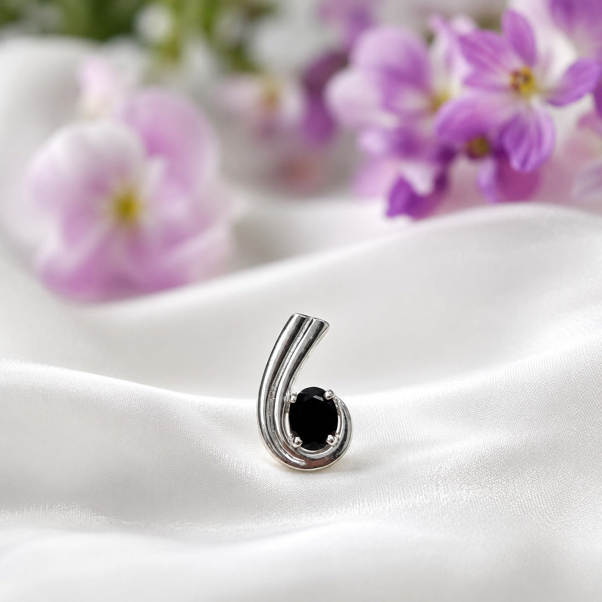 Black Onyx Pendant in 925 Sterling Silver with oval-cut black gemstone.