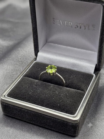 Delicate Round Peridot Solitaire Ring in 925 Sterling Silver