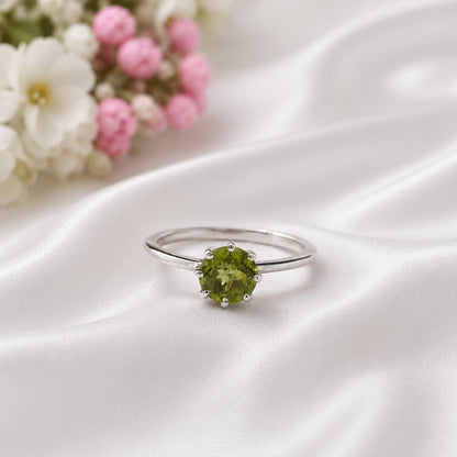 Delicate Round Peridot Solitaire Ring in 925 Sterling Silver