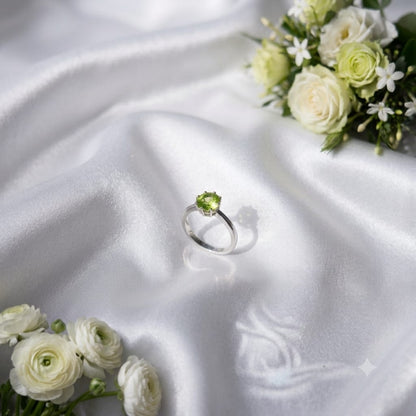 Delicate Round Peridot Solitaire Ring in 925 Sterling Silver